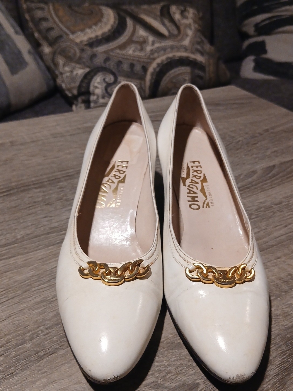 ✨ Vintage Salvatore Ferragamo Chain White Pumps Sz 9 ✨